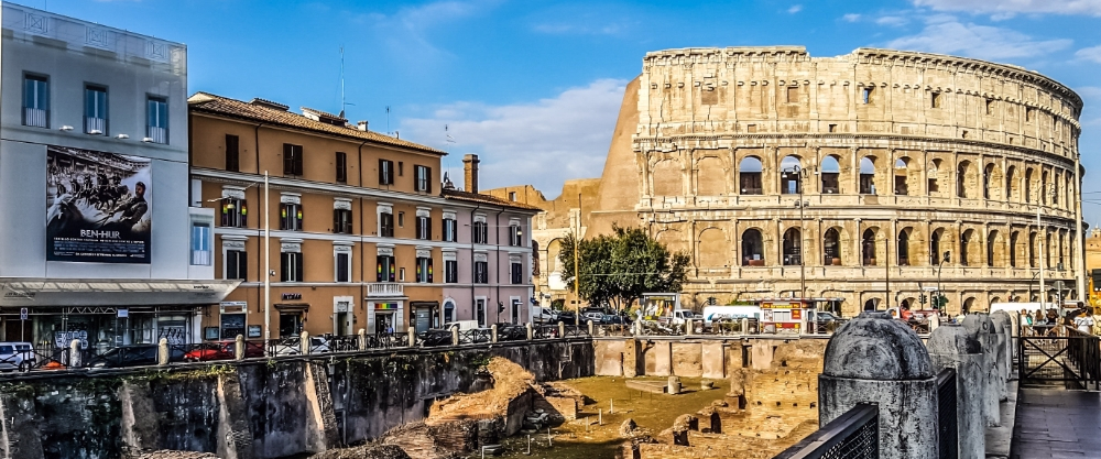 Panoramic view of the Roman Colosseum and the ruins of the Roman Forum, a unique educational setting for students in Rome.