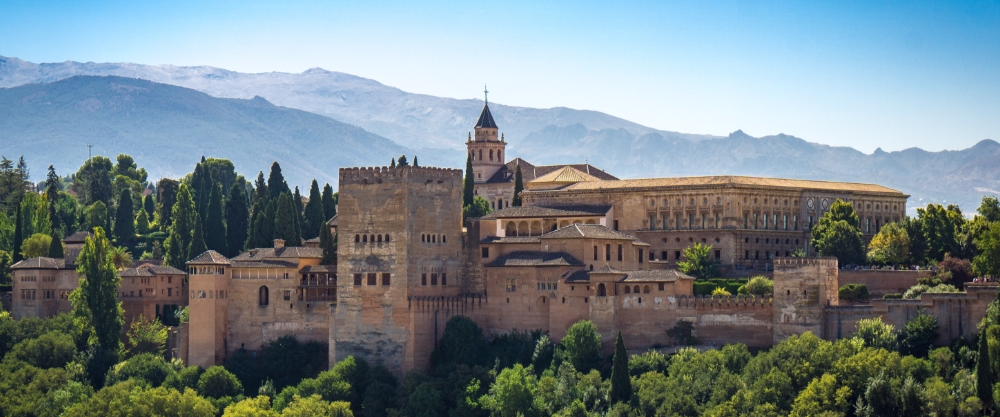 Paisaje cultural de Granada, España, destacando el conjunto monumental de la Alhambra y el Generalife con el entorno natural de Sierra Nevada.